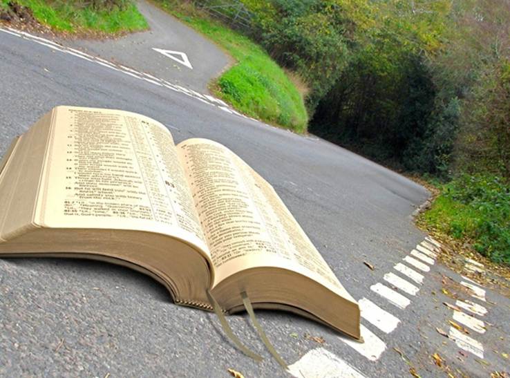 Una imagen de un camino ancho que conduce a un túnel oscuro y un camino angosto que sube por la falda de una montaña hacia arriba, sobrepuesta una Biblia grande abierta.