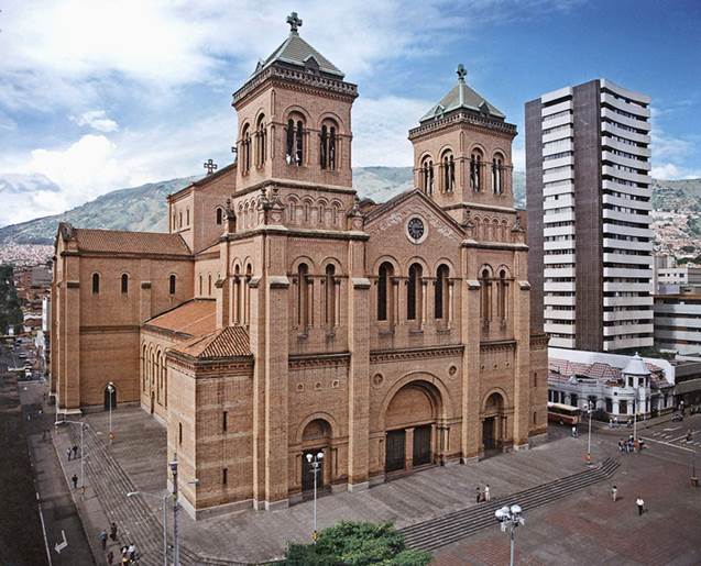 Una fotografía de la catedral metropolitana de la Iglesia Católica Romana en Medellín, Colombia.
