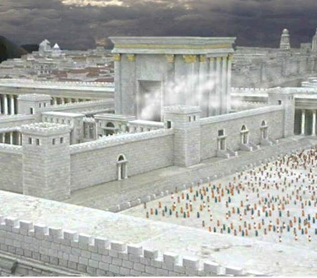 Una fotografía del modelo del gran Templo de los israelitas en Jerusalén reconstruido por el rey Herodes el Grande. Unos quince pisos de alto con el exterior en mármol blanco. El interior de maderas y cortinas caras. De bronce la puerta grandísima de entrada. Rodeado de espaciosas plazas y grandes, elegantes pórticos. Las figuras diminutas arriba expuestas, representan a seres humanos.