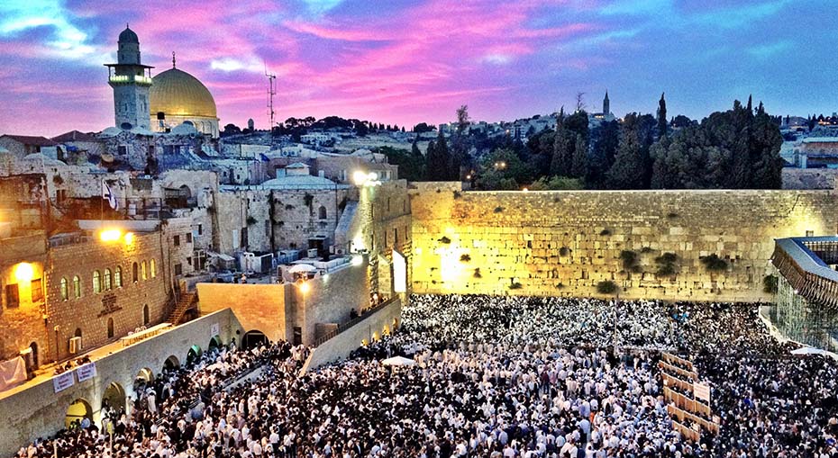 Esta panorámica de Jerusalén, con una multitud frente al Muro de lamentaciones en primera plana, ilustra el estudio Señales dándose hoy día en judíos y gentiles.