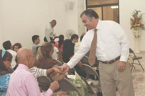 Miembros de una congregación de la iglesia de Cristo ofrendan voluntariamente, cada domingo, según cada uno haya prosperado, siguiendo directrices del Nuevo Testamento sobre la recaudación de fondos para realizar obras evangelísticas y benévolas, ilustración para el tema Le invitamos a conocer a la iglesia que Jesucristo edificó sobre la roca de su propia divinidad.