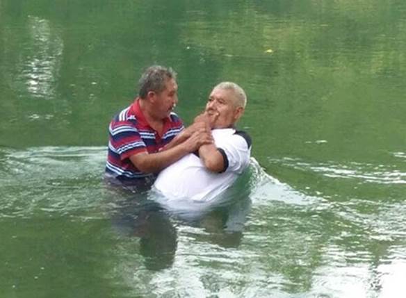 En esta fotografía un adulto es bautizado por inmersión para perdón de los pecados según enseñanzas explícitas de Dios en el Nuevo Testamento, una de varias gráficas para el tema Le invitamos a conocer a la iglesia que Jesucristo edificó sobre la roca de su propia divinidad.