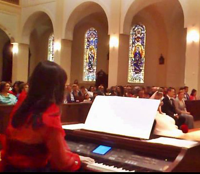 Un piano en la iglesia. ¿Y por qué no toda suerte de instrumentos de música? En realidad, abundan iglesias que tienen bandas de música, aun grupos de baile, y que montan espectáculos de música más o menos como lo hacen los no convertidos al Señor. ¿Así alababan a Dios los cristianos en el tiempo de los apóstoles?