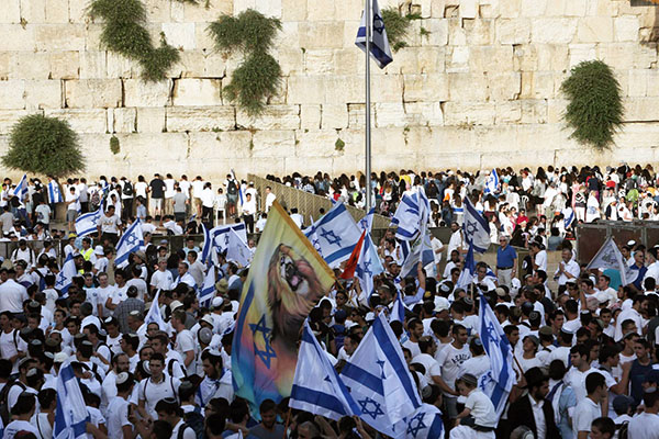 Esta fotografía de una multitud de judíos frente al muro de las lamentaciones en Jerusalén, los qe celebran la liberación de la ciudad de manos de los gentiles en 1967, ilustra el tema Las señales de los tiempos actuales para judíos y gentiles en iglesia-de-cristo.com.