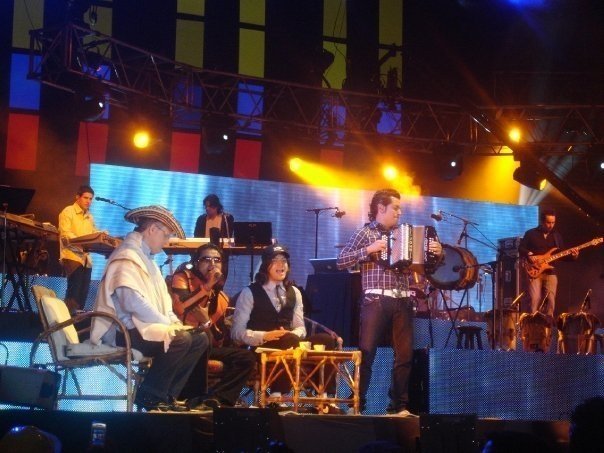 El cantautor cristiano Marcos Witt graba Sobrenatural en vivo, en Bogotá, Colombia. Muchos instrumentos de música para alabar a Dios. ¿Autoriza el Espíritu Santo este tipo de alabanzas? ¿Se agrada Dios de ellas? 