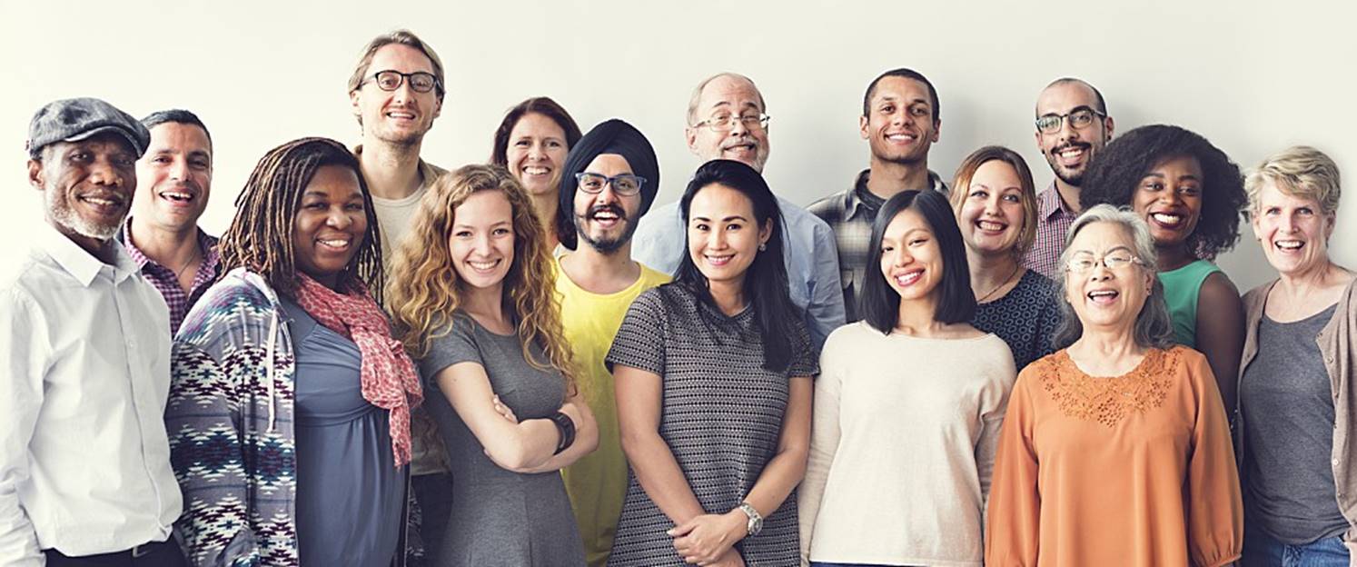 Un retratos de dieciséis personas adultas de ambos sexos y de distintas razas, todas sonrientes.