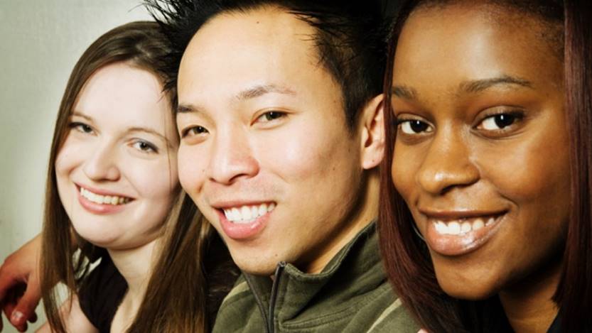 Un retrato de cerca de tres caras de personas de tres razas distintas.